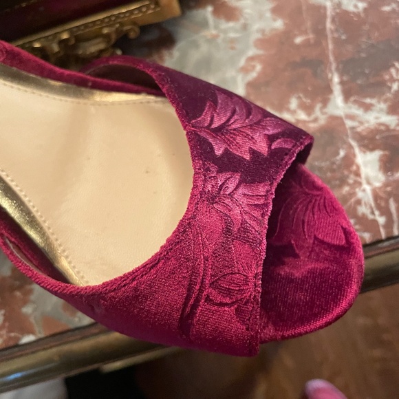 Designer Rampage Burgundy Velvet Wedge Sandal, Never worn - Picture 4 of 9